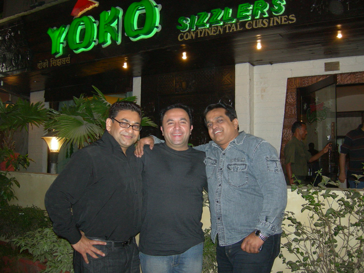 Actor Vivek Shauq, Actor Restaurenter Amardeep Singh and Raaj Rahhi