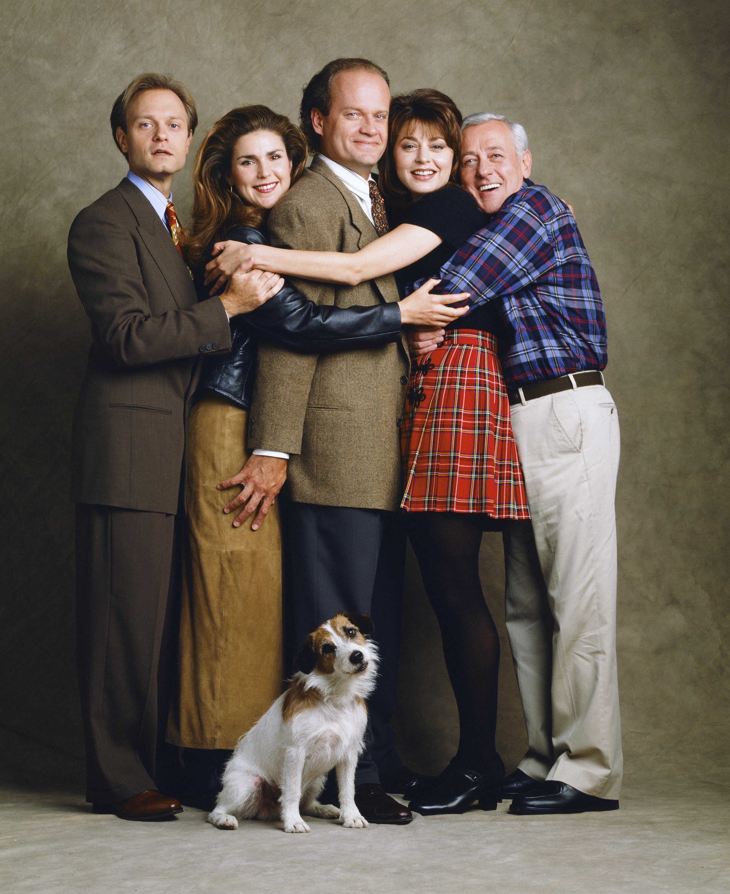 Still of Kelsey Grammer, David Hyde Pierce, John Mahoney, Peri Gilpin, Jane Leeves and Moose in Frasier (1993)