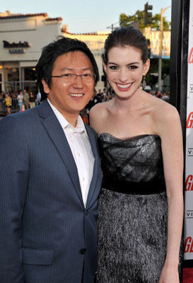 Anne Hathaway and Masi Oka at event of Ieskokit Gudruzio! (2008)