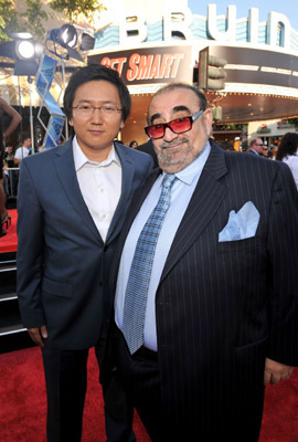 Ken Davitian and Masi Oka at event of Ieskokit Gudruzio! (2008)