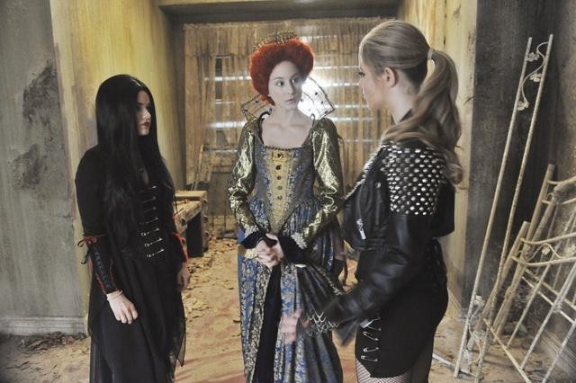 Still of Troian Bellisario, Sasha Pieterse and Lucy Hale in Jaunosios melages (2010)