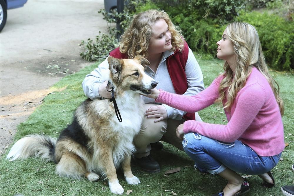 Still of Sasha Pieterse and Danielle Macdonald in Jaunosios melages (2010)