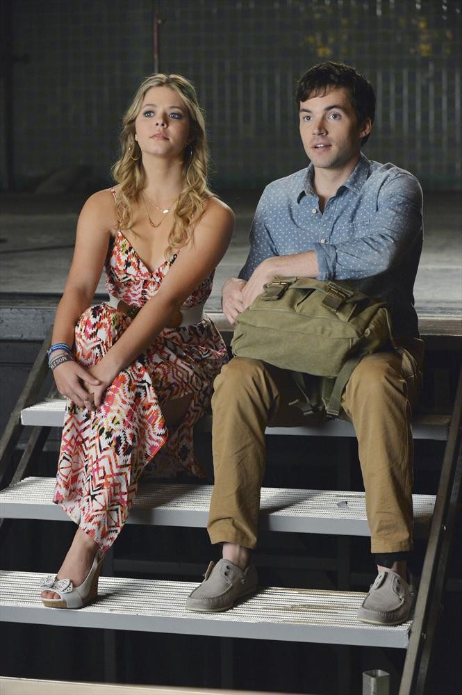 Still of Sasha Pieterse and Ian Harding in Jaunosios melages (2010)