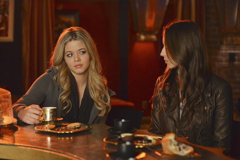 Still of Troian Bellisario and Sasha Pieterse in Jaunosios melages (2010)