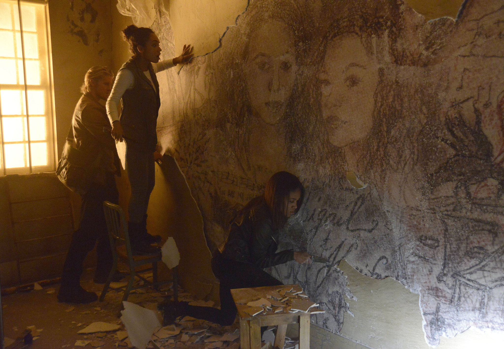 Still of Matt Barr, Nicole Beharie and Lyndie Greenwood in Sleepy Hollow (2013)