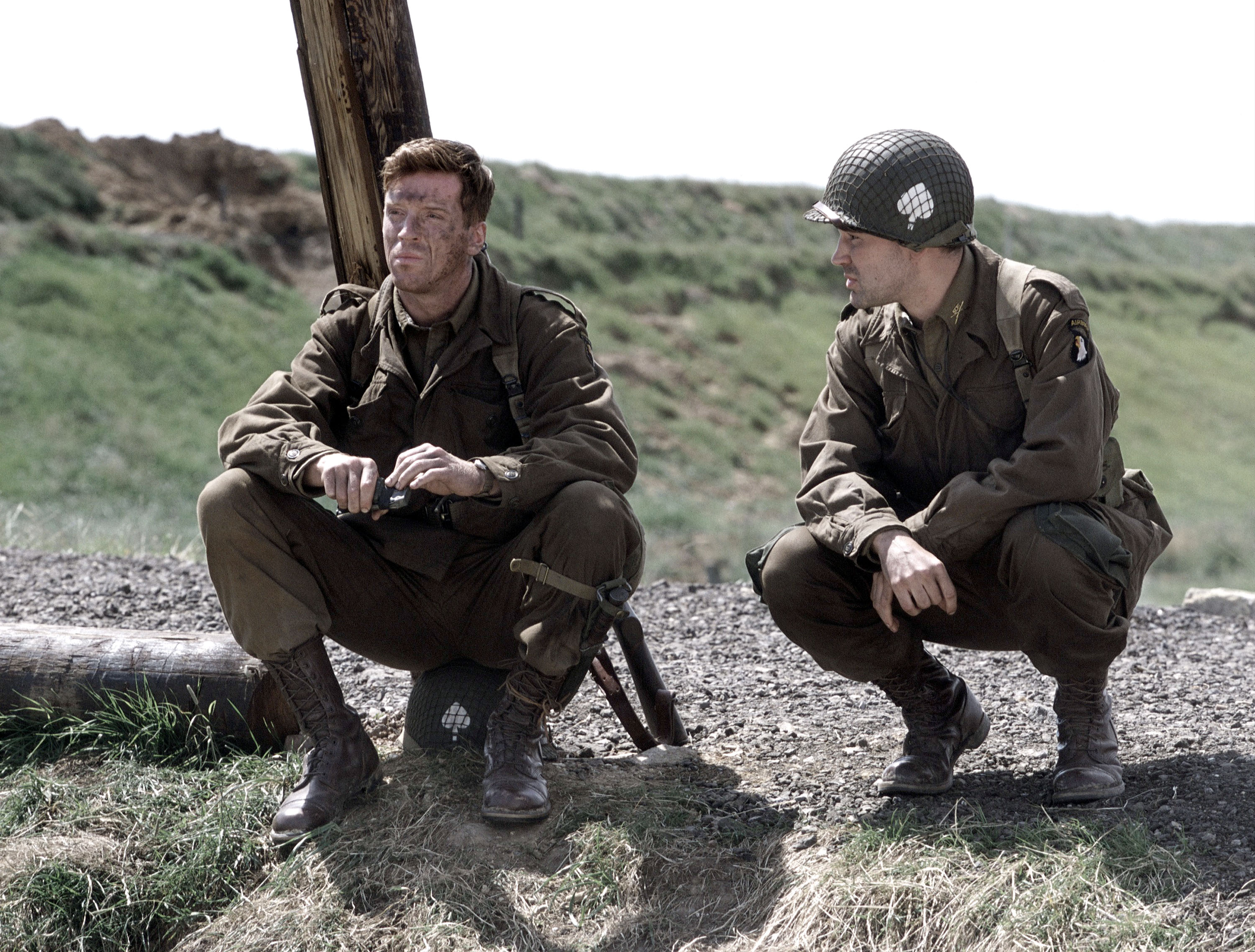 Still of Damian Lewis and Ron Livingston in Band of Brothers (2001)