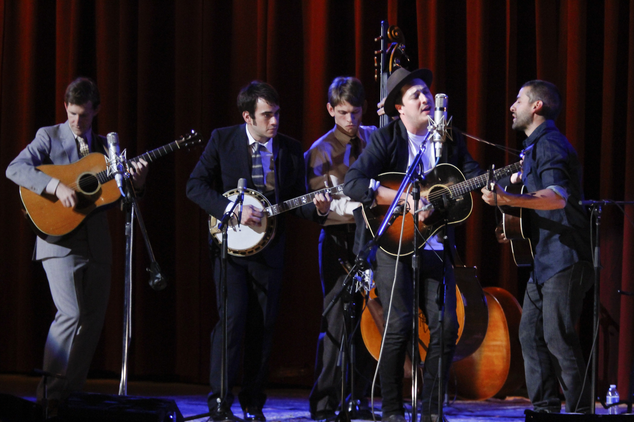 Still of Oscar Isaac and Marcus Mumford in Groja Liuvinas Deivisas (2013)