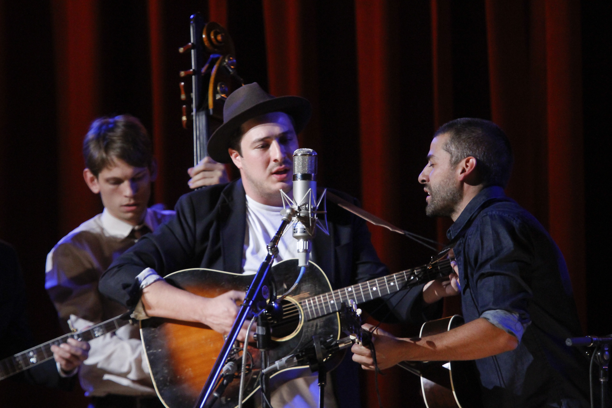 Still of Oscar Isaac and Marcus Mumford in Groja Liuvinas Deivisas (2013)