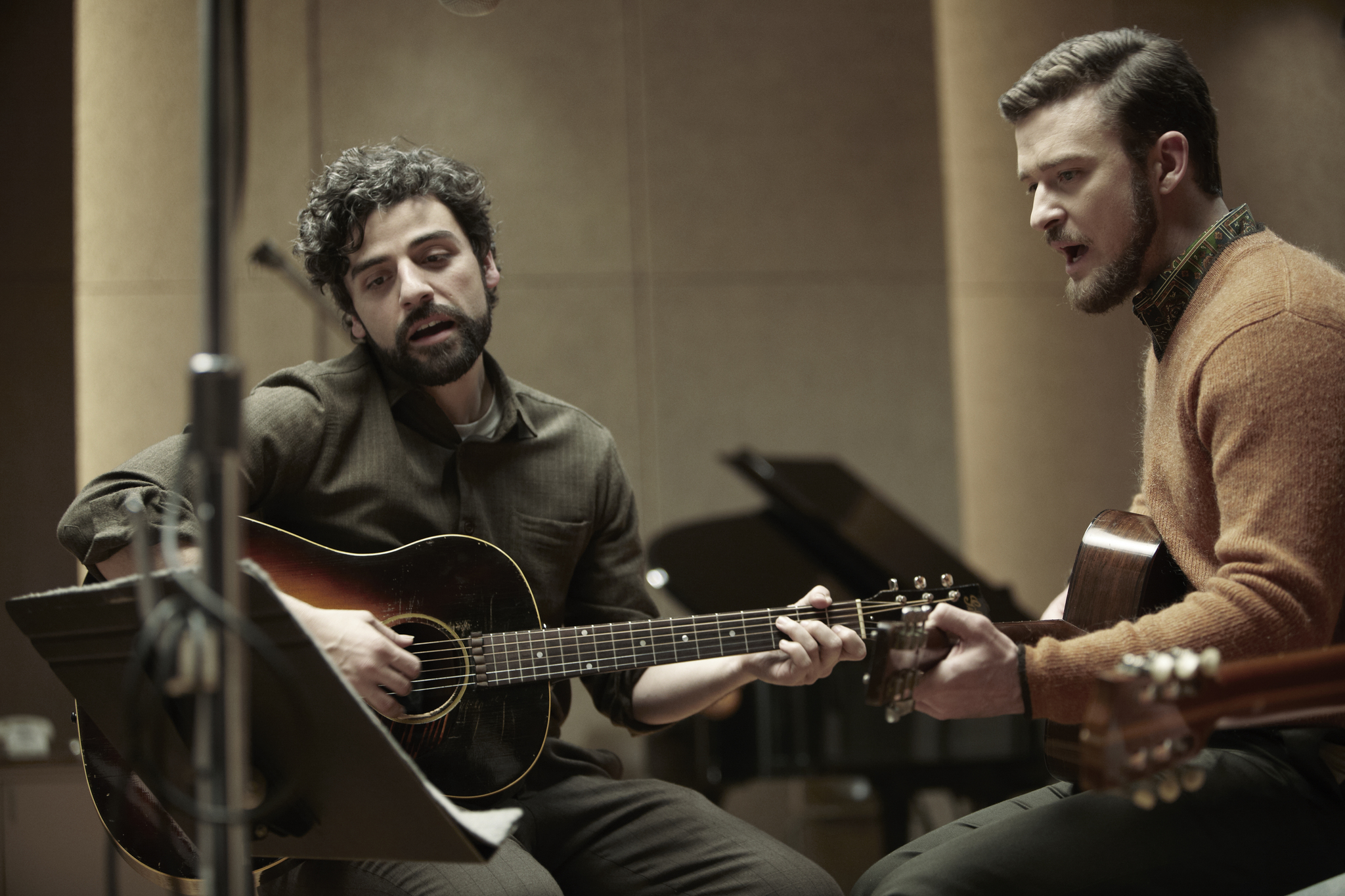 Still of Justin Timberlake and Oscar Isaac in Groja Liuvinas Deivisas (2013)