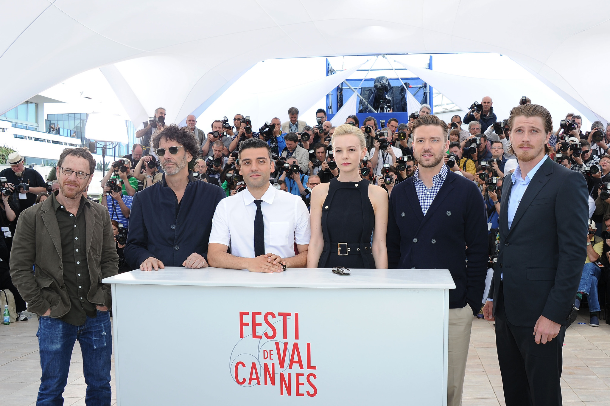 Ethan Coen, Joel Coen, Justin Timberlake, Oscar Isaac, Garrett Hedlund and Carey Mulligan at event of Groja Liuvinas Deivisas (2013)