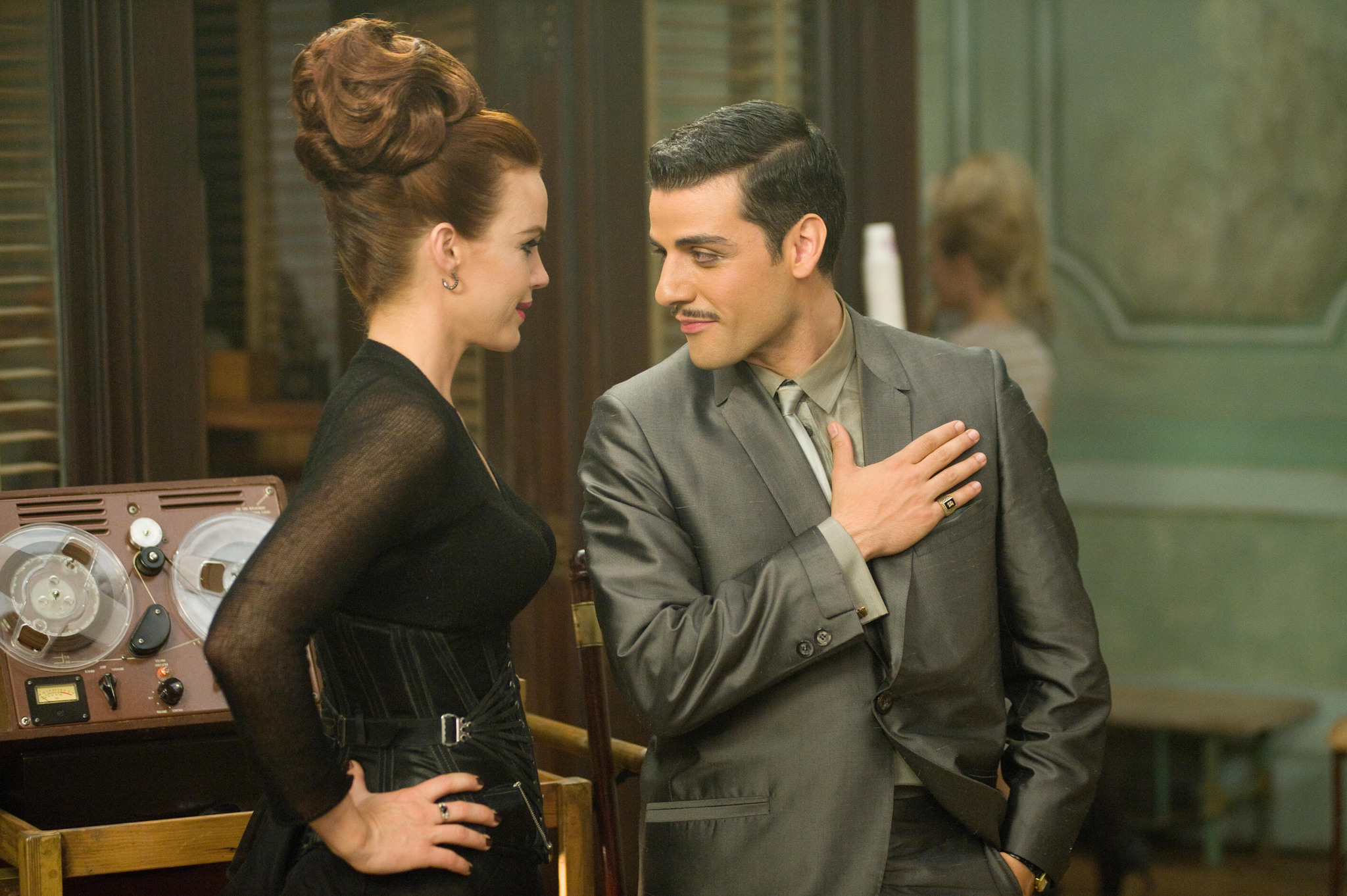 Still of Carla Gugino and Oscar Isaac in Nelauktas smugis (2011)