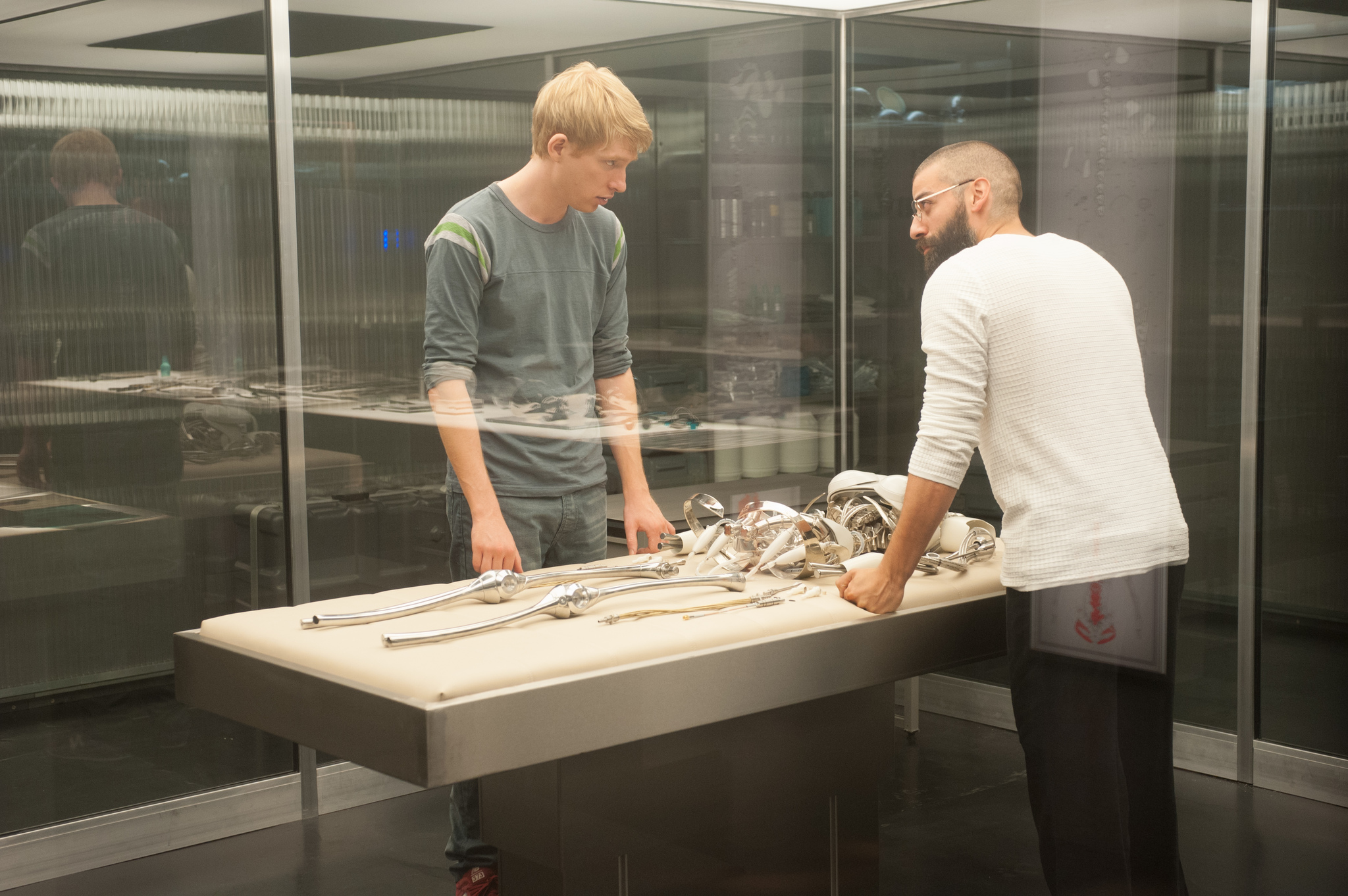 Still of Oscar Isaac and Domhnall Gleeson in Ex Machina (2015)