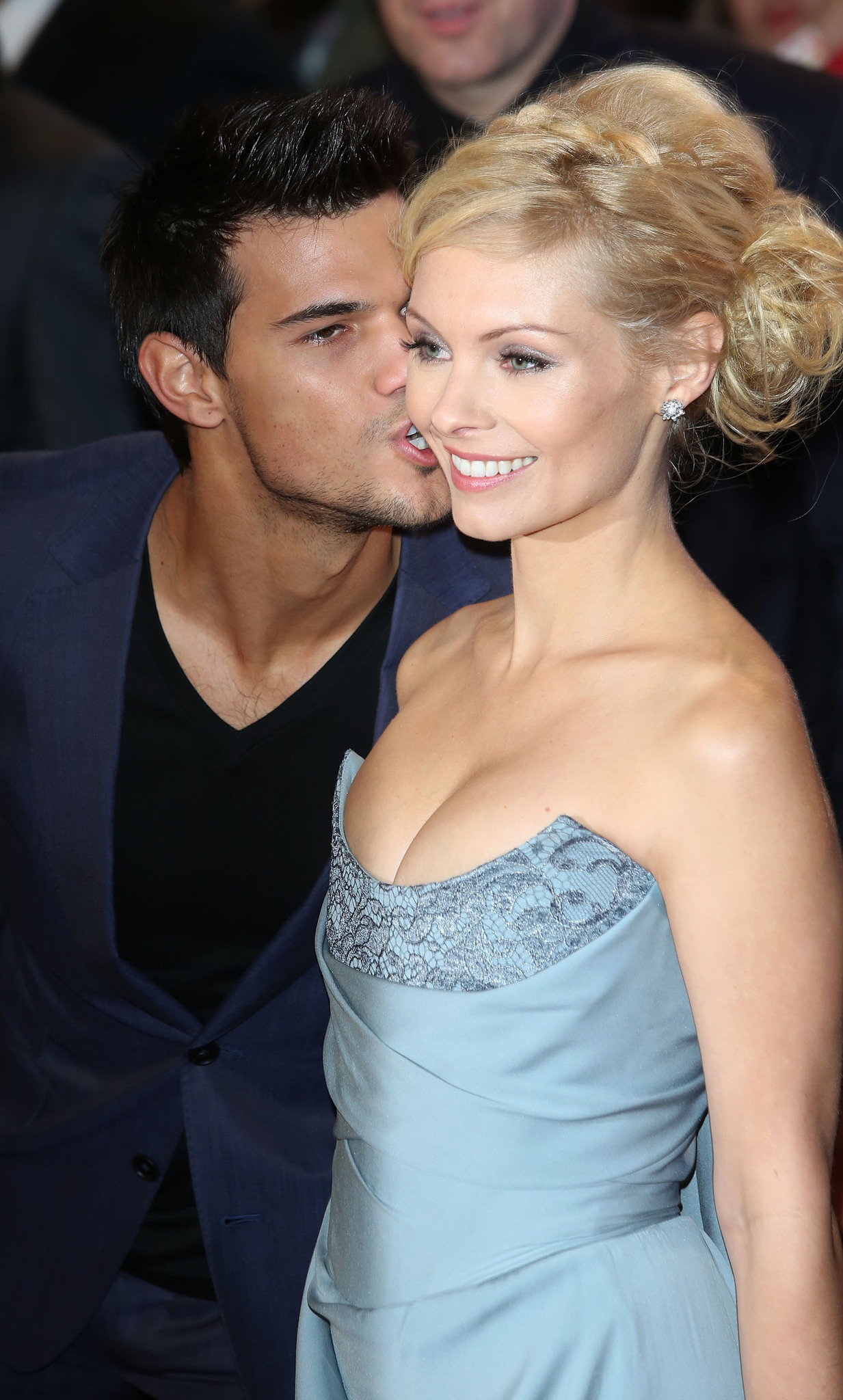 Taylor Lautner and MyAnna Buring at event of Brekstanti ausra. 2 dalis (2012)