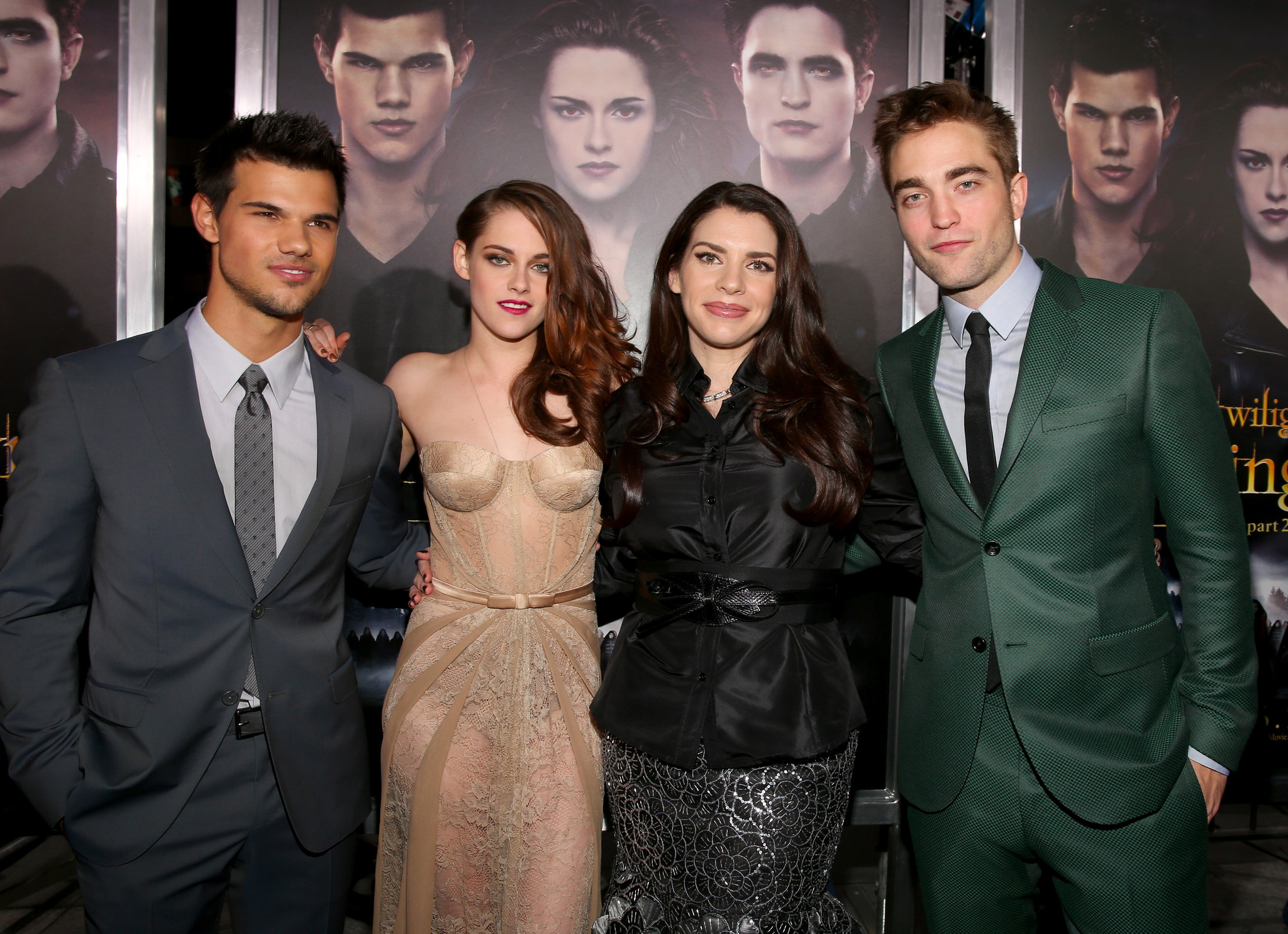 Kristen Stewart, Taylor Lautner, Robert Pattinson and Stephenie Meyer at event of Brekstanti ausra. 2 dalis (2012)
