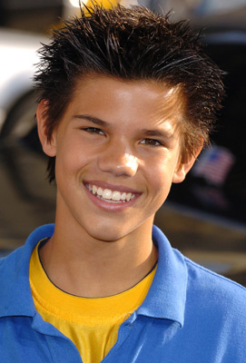 Taylor Lautner at event of The Sisterhood of the Traveling Pants (2005)