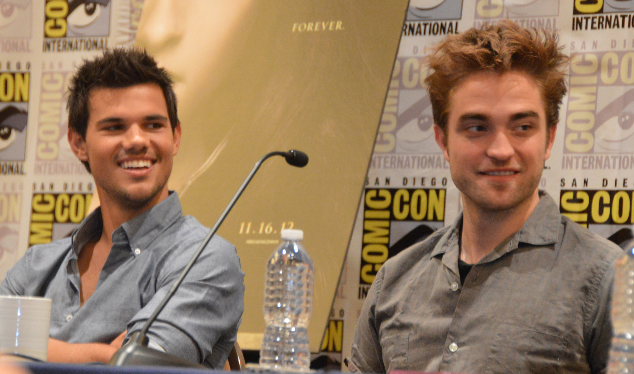 Taylor Lautner and Robert Pattinson at event of Brekstanti ausra. 2 dalis (2012)