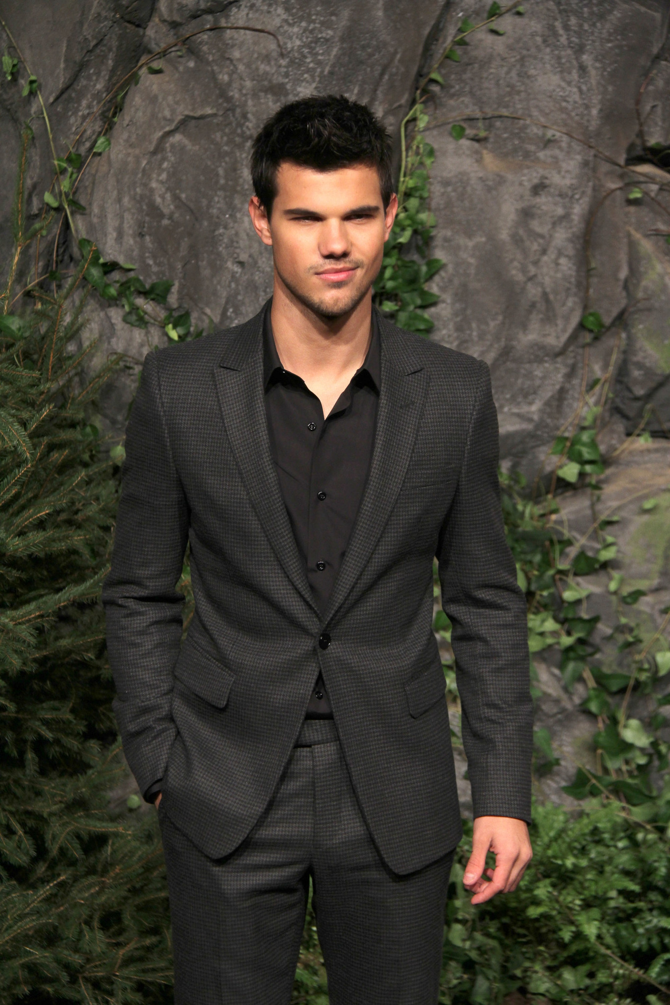 Taylor Lautner at event of Brekstanti ausra. 1 dalis (2011)