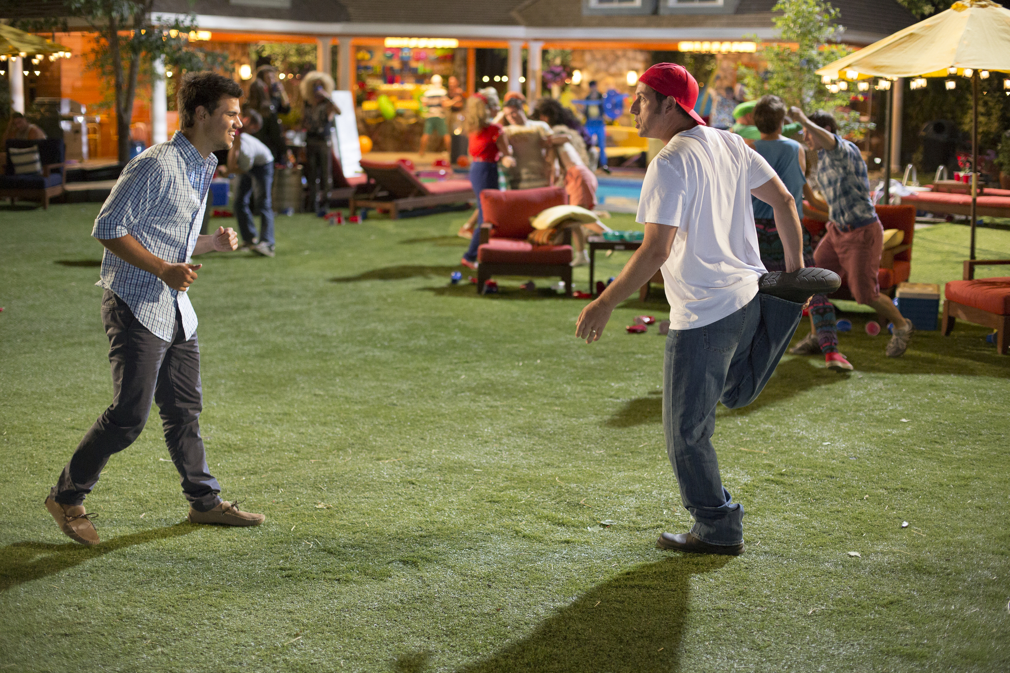 Still of Adam Sandler and Taylor Lautner in Nebrendylos 2 (2013)