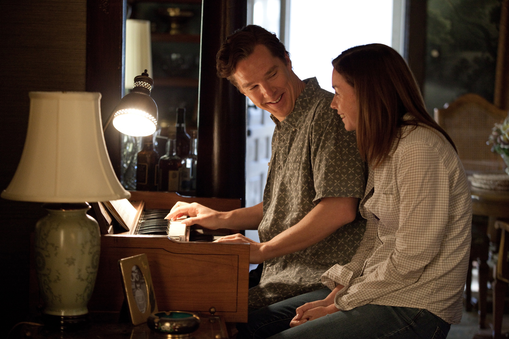 Still of Julianne Nicholson and Benedict Cumberbatch in Seimos albumas: rugpjutis (2013)