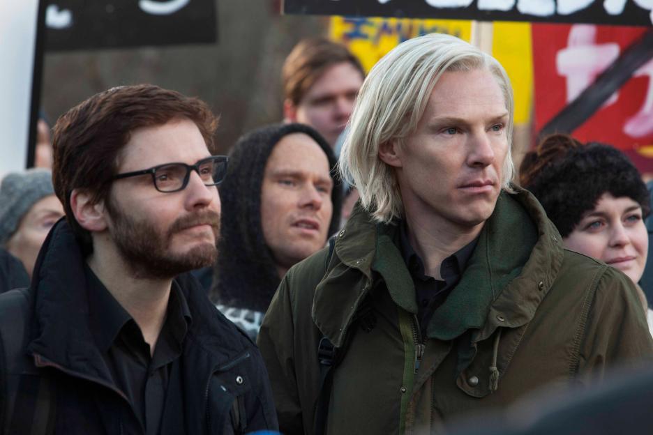 Still of Daniel Brühl and Benedict Cumberbatch in Penktoji valdzia (2013)