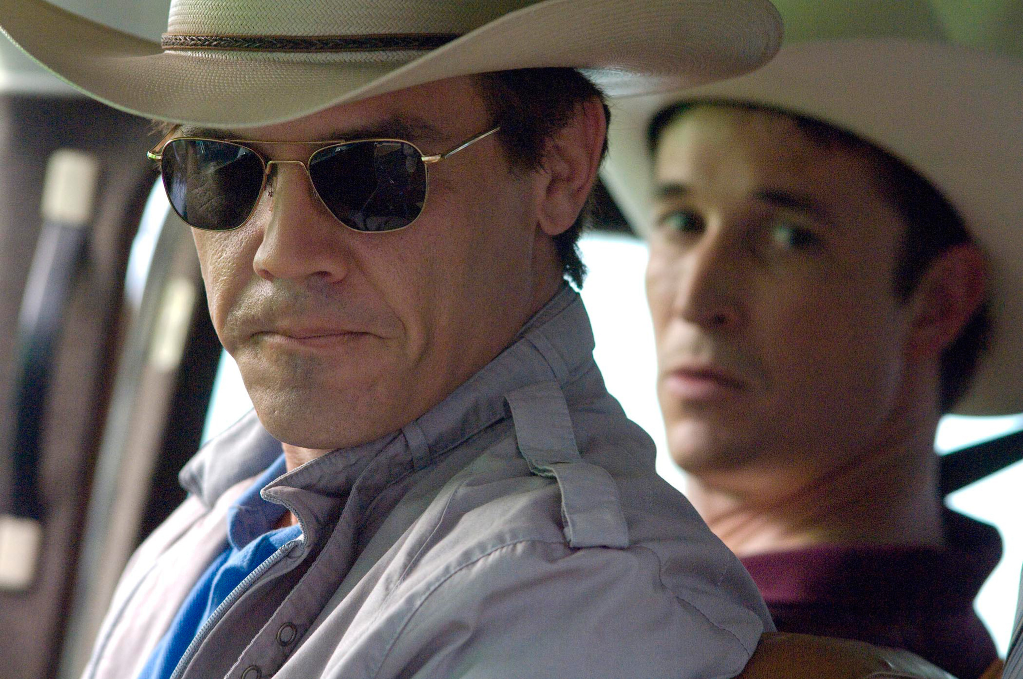 Still of Josh Brolin and Noah Wyle in W. (2008)