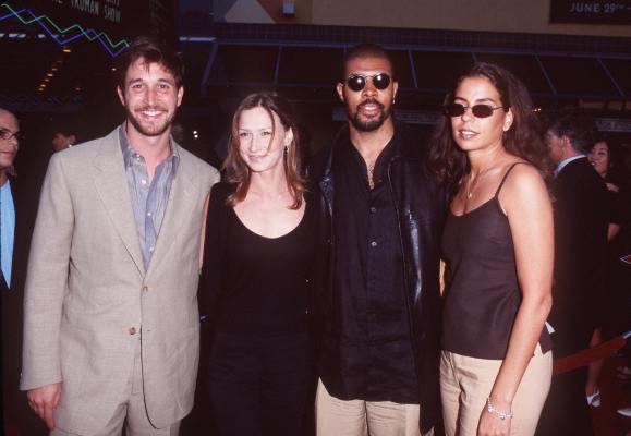 Noah Wyle and Eriq La Salle at event of Out of Sight (1998)