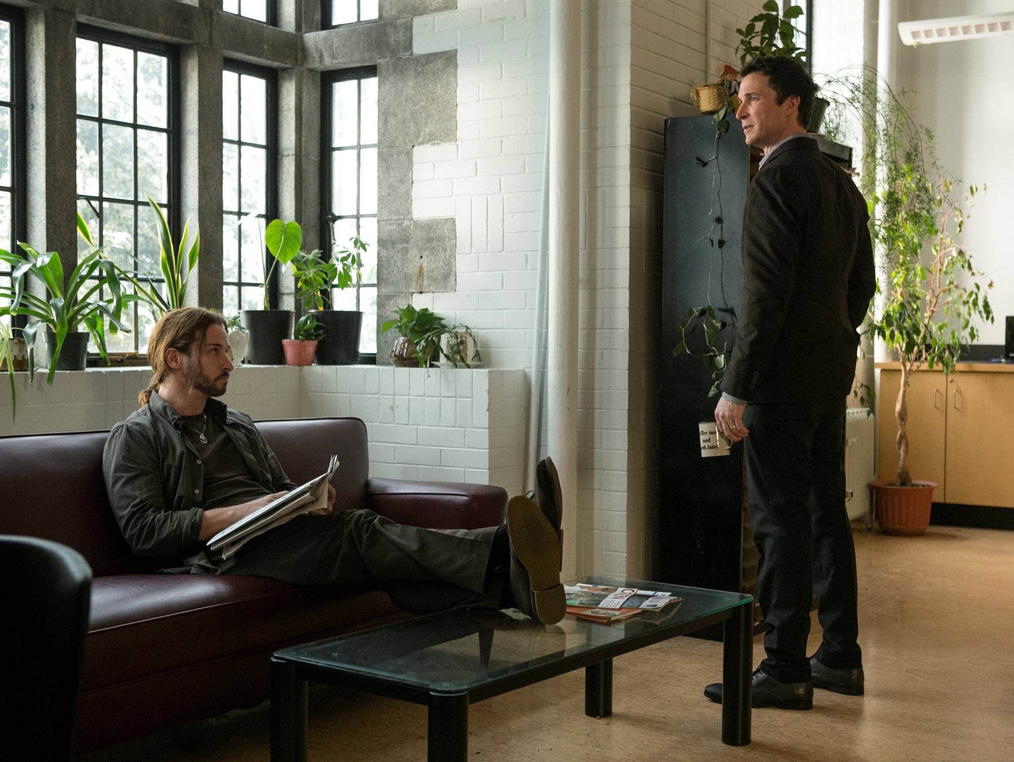 Still of Noah Wyle and Colin Cunningham in Krentantis dangus (2011)