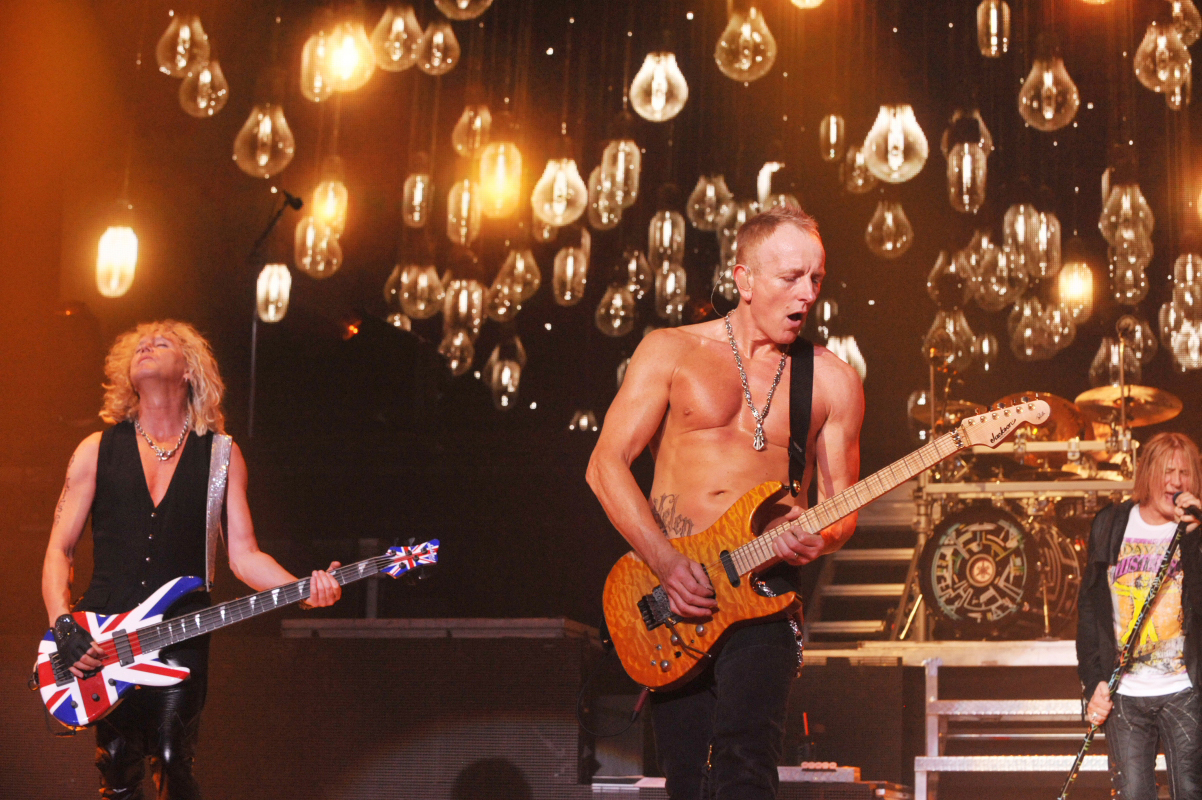 Still of Rick Savage and Phil Collen in Def Leppard Viva! Hysteria Concert (2013)