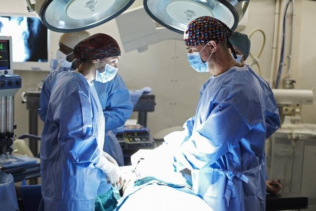 Still of Elias Koteas, Terry Chen and Michelle Borth in Combat Hospital (2011)