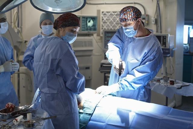 Still of Elias Koteas, Terry Chen and Michelle Borth in Combat Hospital (2011)