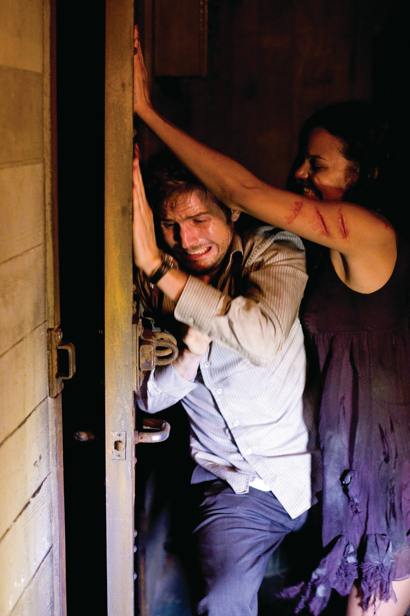 Still of Jessica Lucas and Michael Stahl-David in Projektas MONSTRAS (2008)