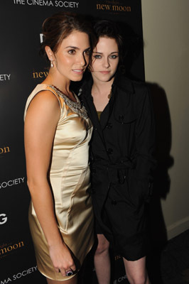 Kristen Stewart and Nikki Reed at event of Jaunatis (2009)