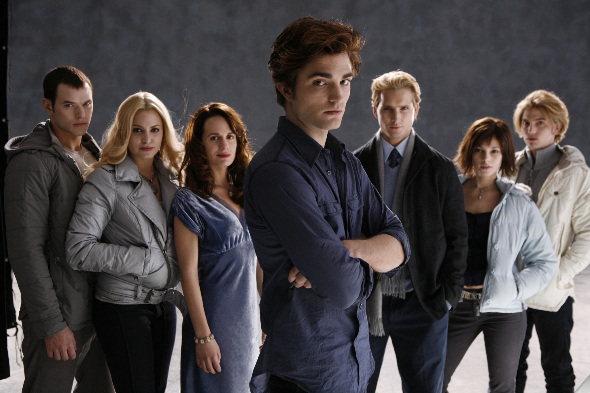 Still of Peter Facinelli, Elizabeth Reaser, Nikki Reed, Robert Pattinson, Kellan Lutz, Jackson Rathbone and Ashley Greene in Twilight (2008)