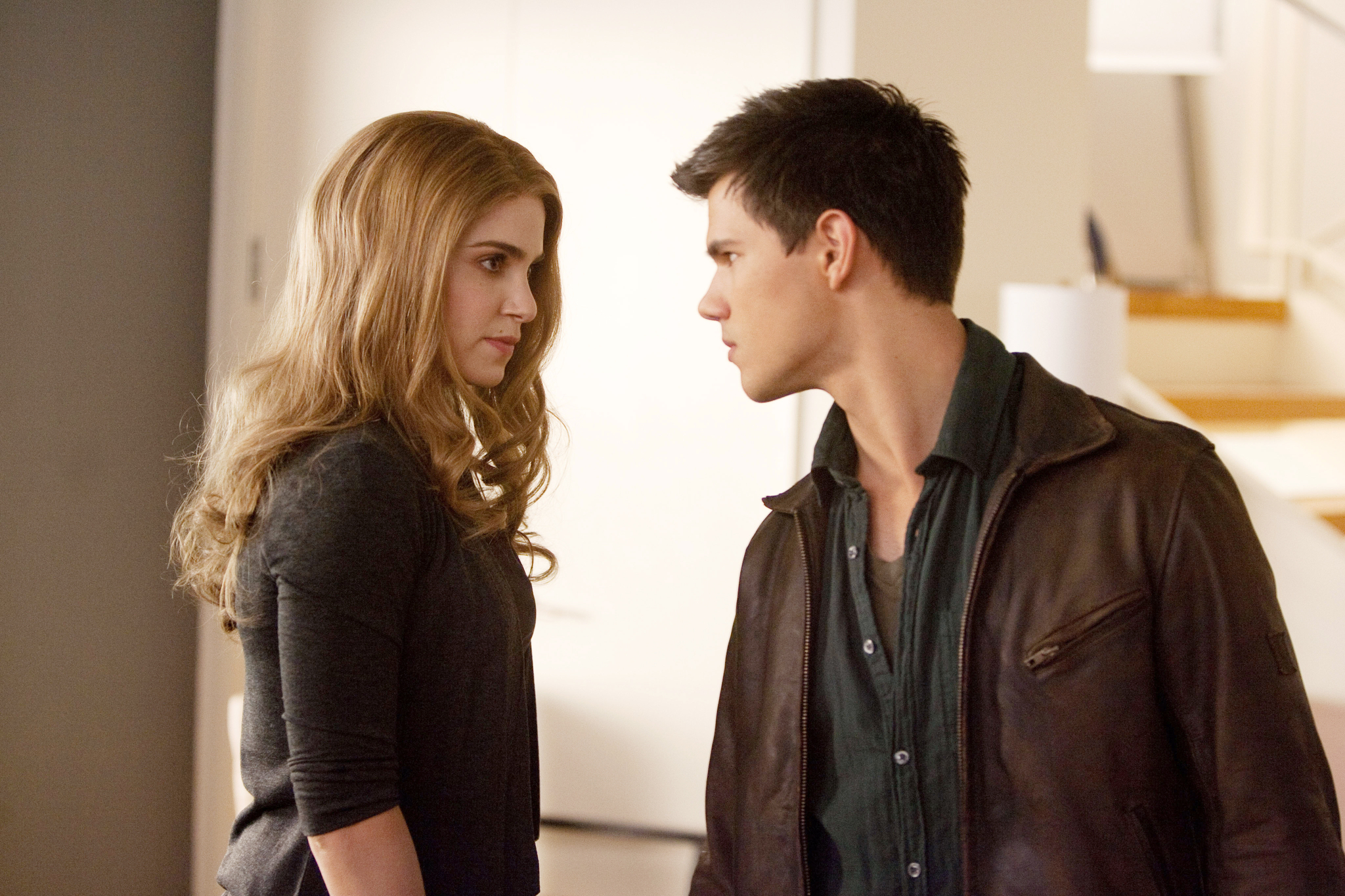 Still of Taylor Lautner and Nikki Reed in Brekstanti ausra. 1 dalis (2011)