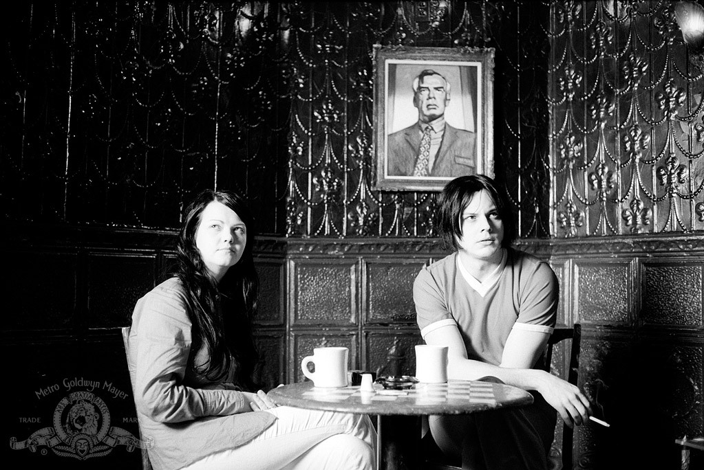 Still of Jack White and Meg White in Coffee and Cigarettes (2003)