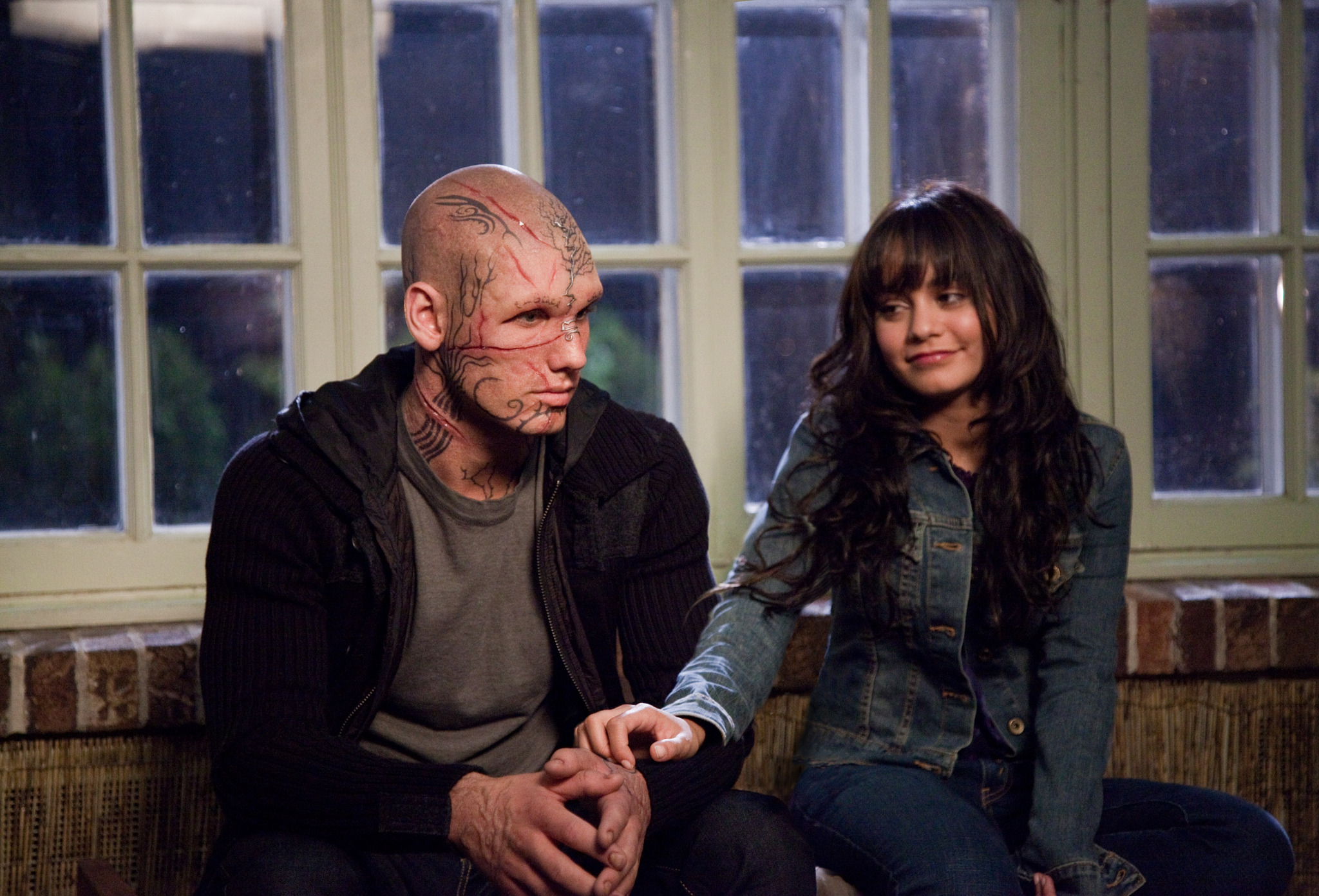 Still of Vanessa Hudgens and Alex Pettyfer in Pabaisa (2011)