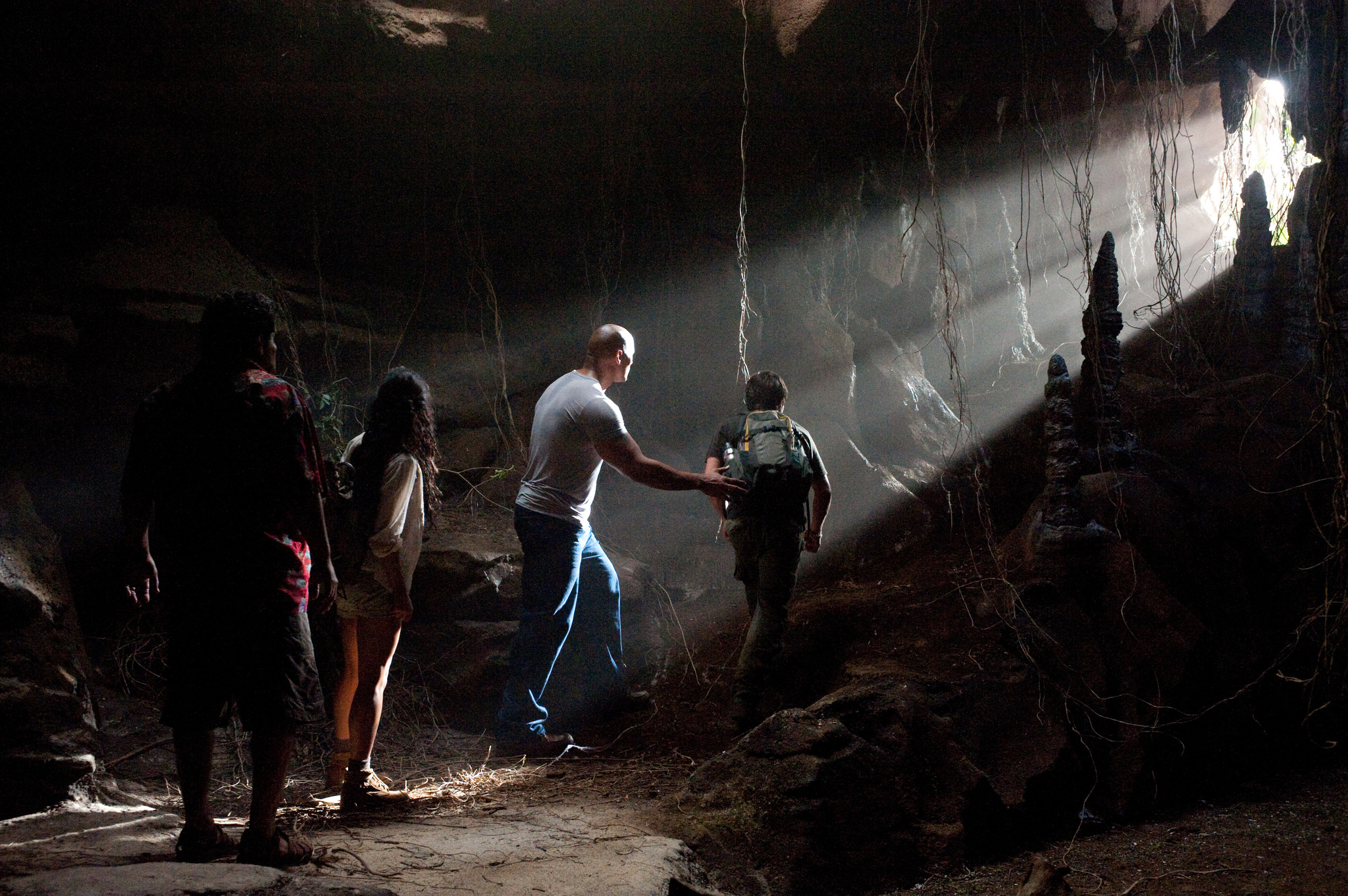 Still of Dwayne Johnson, Vanessa Hudgens and Josh Hutcherson in Kelione i paslaptingaja sala (2012)