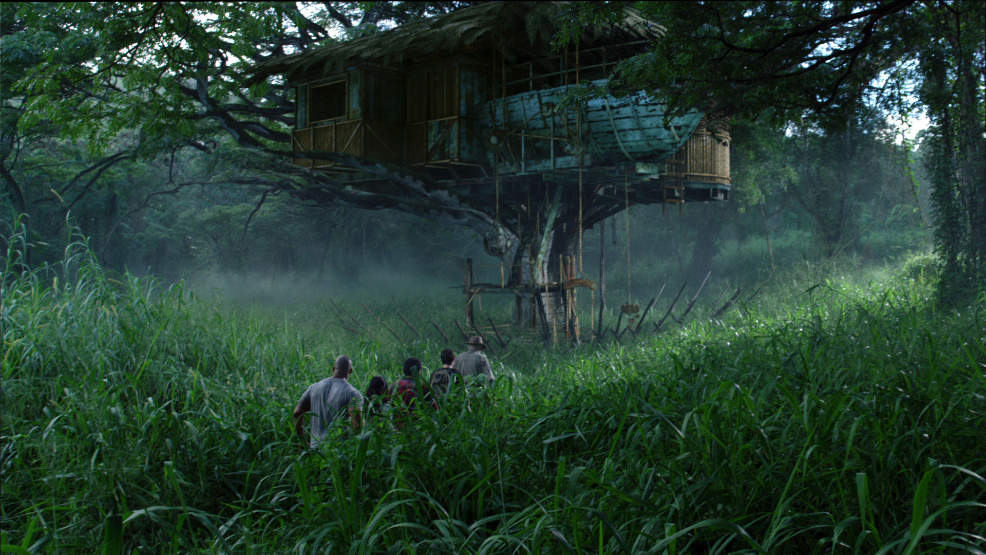 Still of Vanessa Hudgens and Josh Hutcherson in Kelione i paslaptingaja sala (2012)