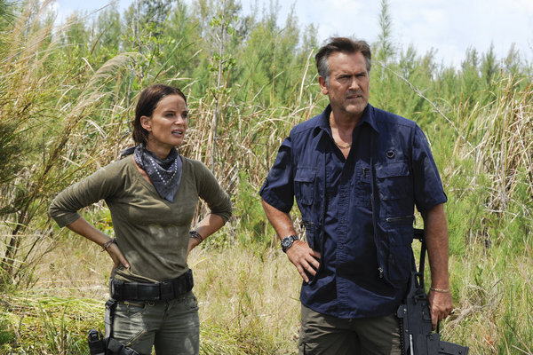 Still of Gabrielle Anwar and Bruce Campbell in Vilko bilietas (2007)