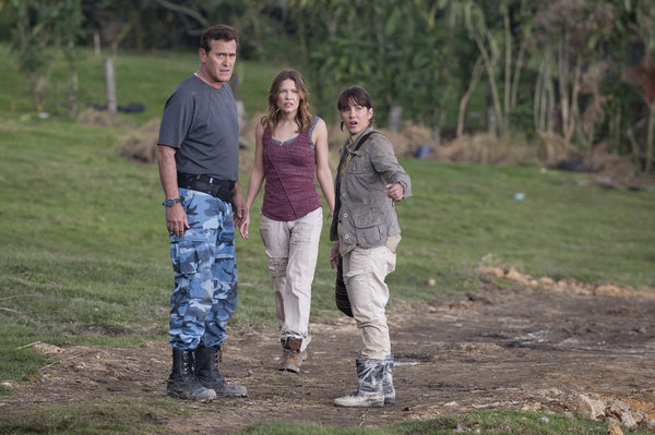 Still of Bruce Campbell, Kiele Sanchez and Ilza Rosario in Burn Notice: The Fall of Sam Axe (2011)