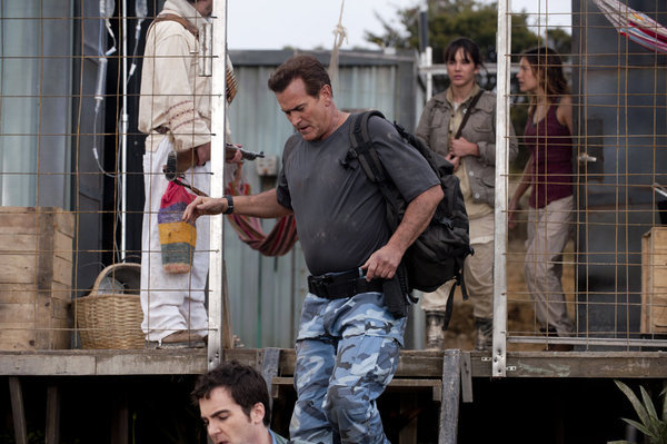 Still of Bruce Campbell, Kiele Sanchez and Ilza Rosario in Burn Notice: The Fall of Sam Axe (2011)