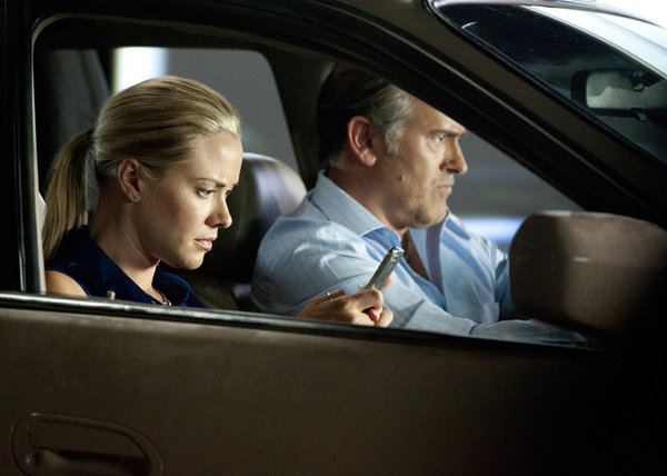 Still of Bruce Campbell and Kristanna Loken in Vilko bilietas (2007)