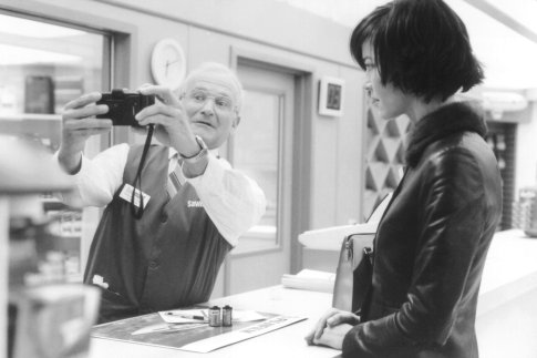 Still of Robin Williams and Connie Nielsen in One Hour Photo (2002)