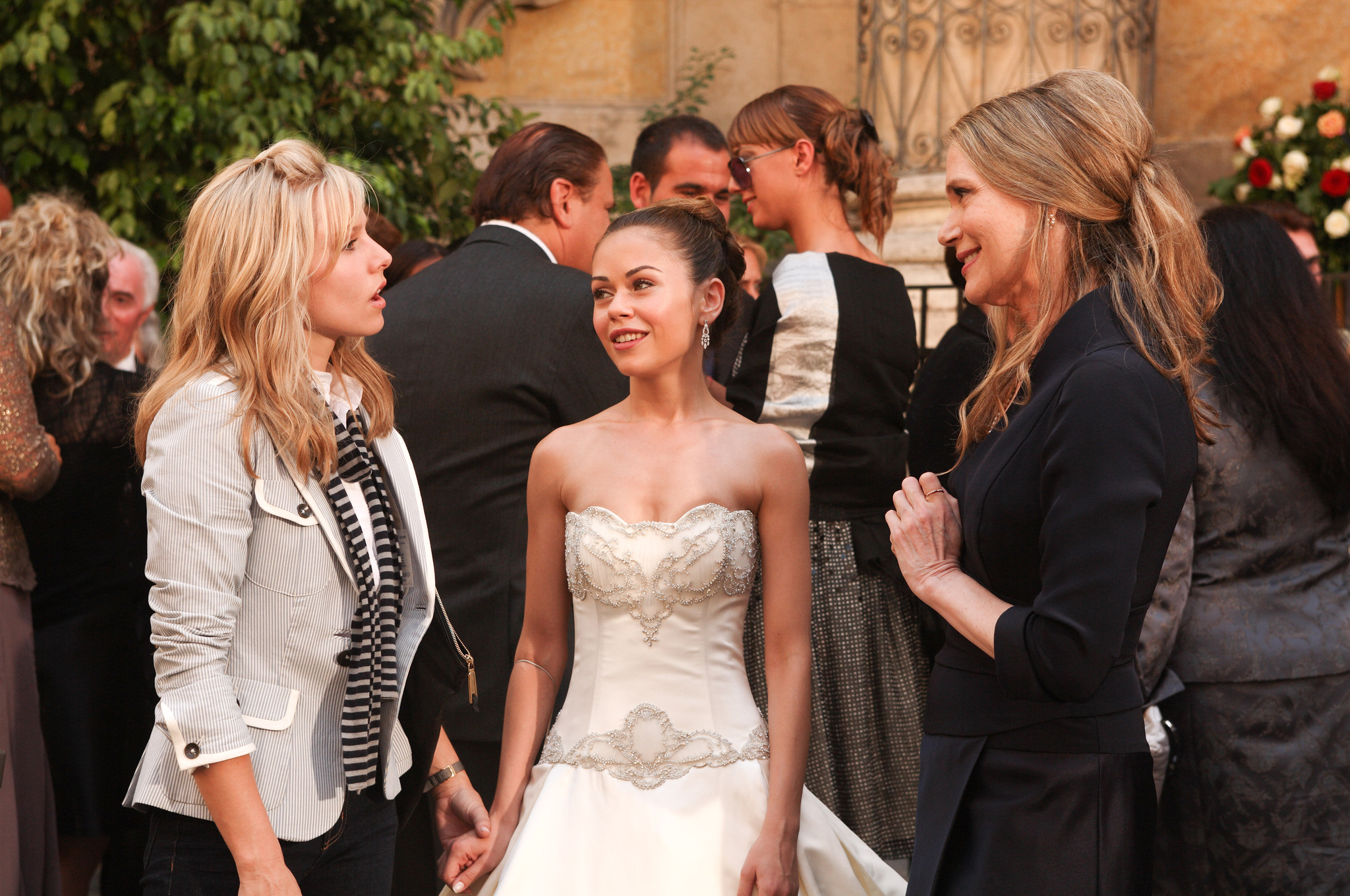 Still of Peggy Lipton, Kristen Bell and Alexis Dziena in When in Rome (2010)
