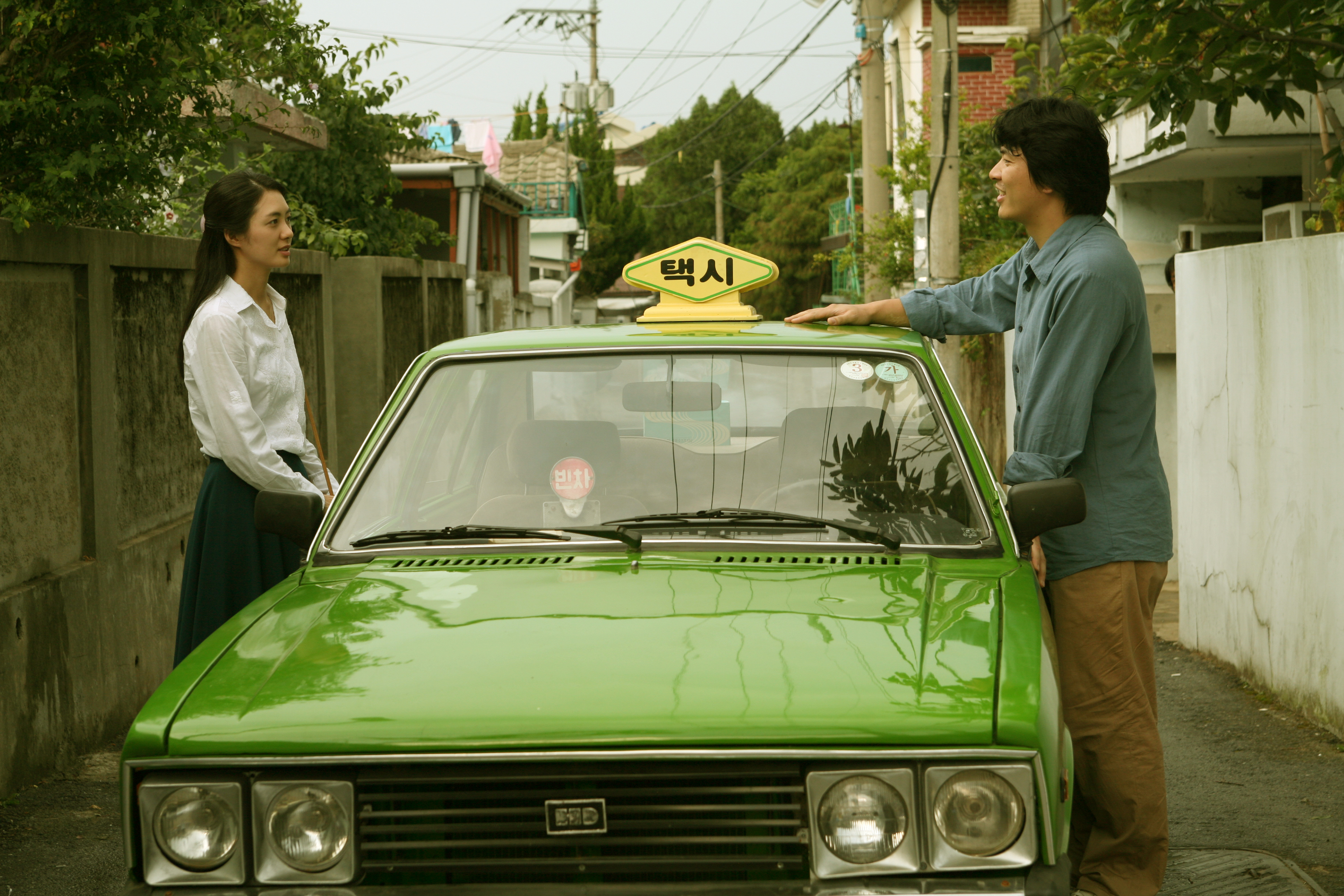 Still of Yo-won Lee and Sang-kyung Kim in Hwa-ryeo-han-hyoo-ga (2007)