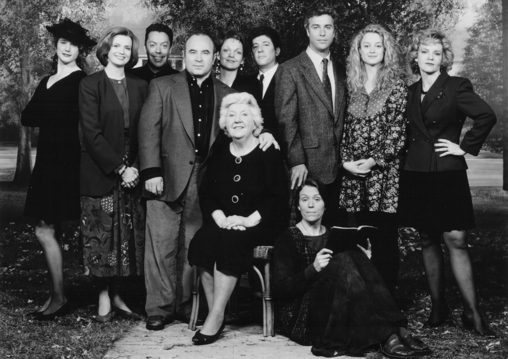 Still of Tim Curry, Frances McDormand, Bob Hoskins, Teri Polo, Nancy Travis, Blair Brown, William Petersen, Pamela Reed, Peter Riegert, Deborah Rush and Maureen Stapleton in Passed Away (1992)