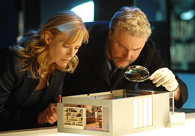 Still of Marg Helgenberger and William Petersen in CSI kriminalistai (2000)