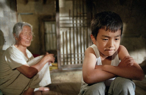 Spoiled seven year-old Sang-Woo (Seung-Ho YOO, right) learns from his grandmother (Eul-Boon KIM) the value of family in Jeong-Hyang LEE's film about unconditional love, THE WAY HOME, a Paramount Classics film.