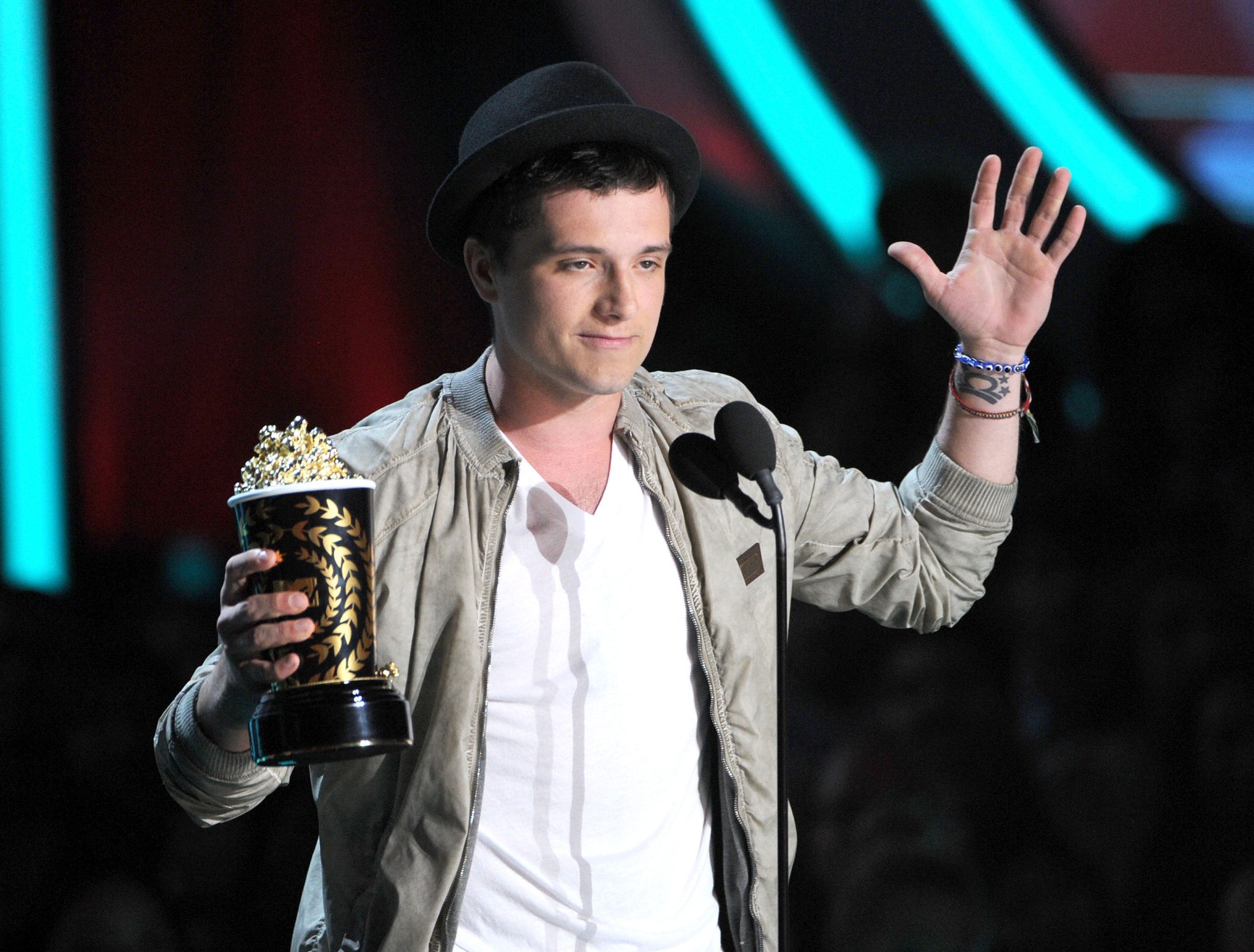 Josh Hutcherson at event of 2012 MTV Movie Awards (2012)