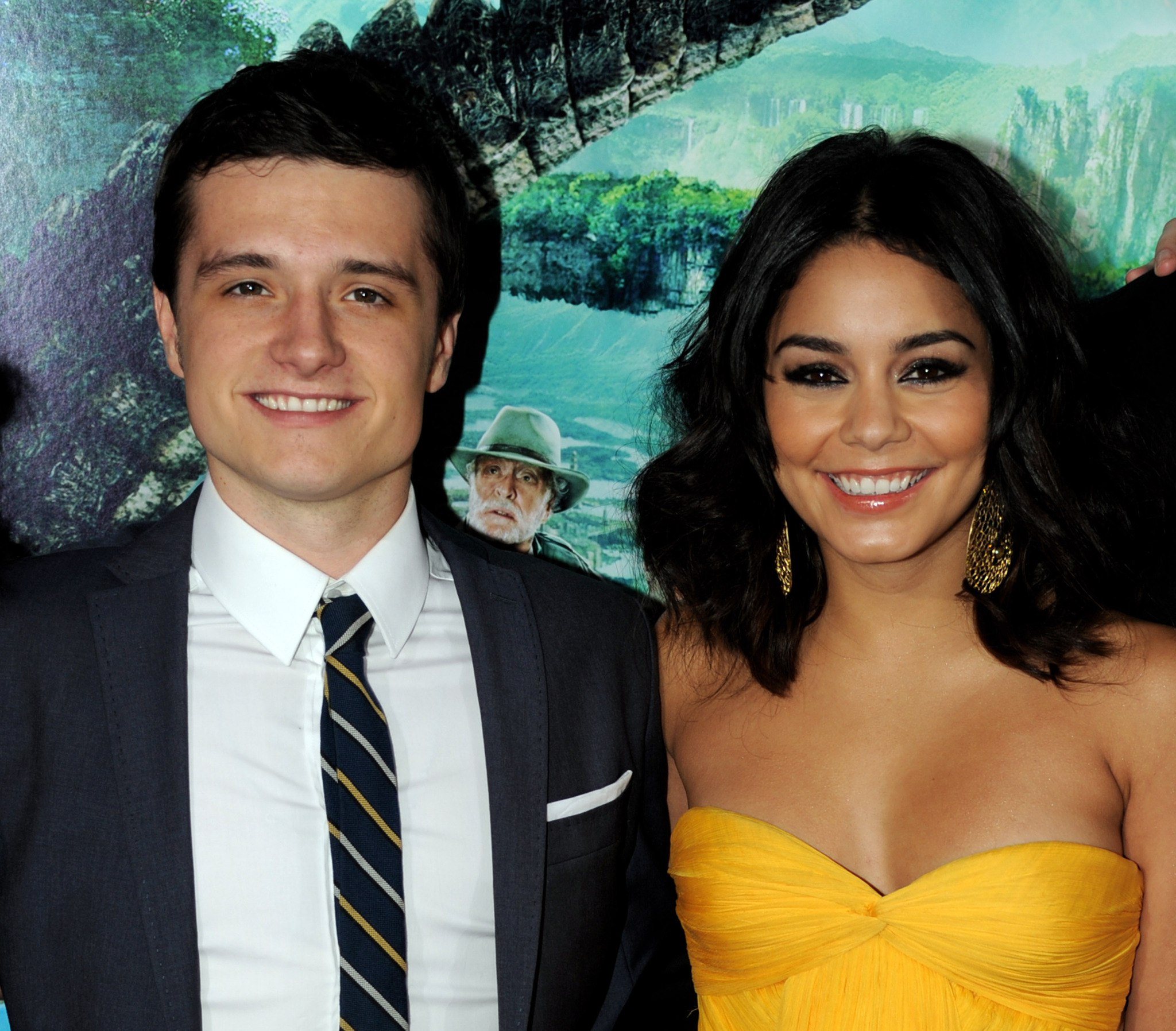 Vanessa Hudgens and Josh Hutcherson at event of Kelione i paslaptingaja sala (2012)